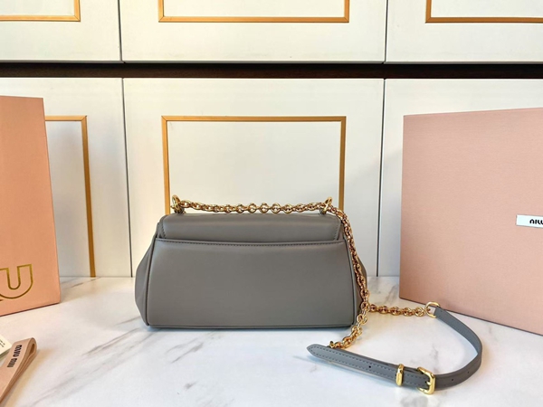 スーパーコピーブランドバッグ背面デザイン